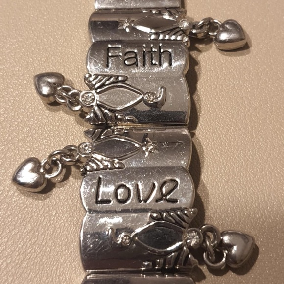 Vintage Chico's CH-810B Silver Love, Hope & Faith Heart Charm Women's Watch - Picture 4 of 6